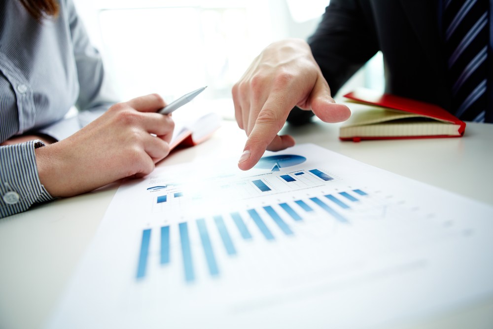 Persona señalando un gráfico de análisis de datos