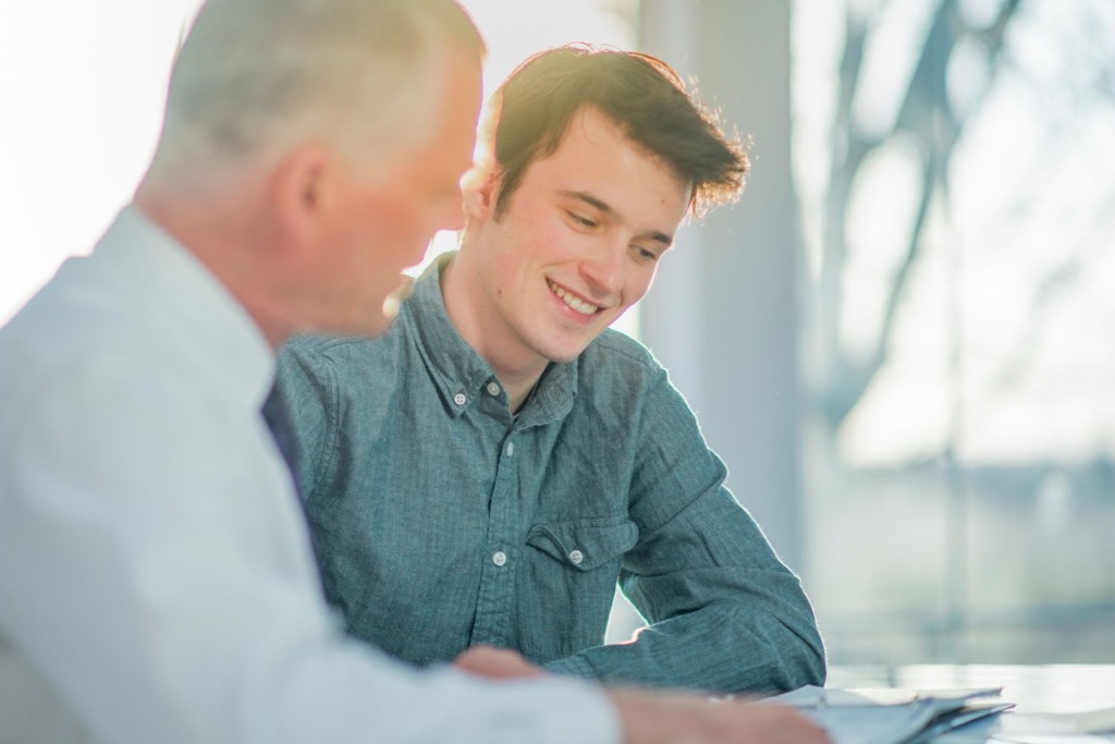 Mentor guiando a un profesional joven